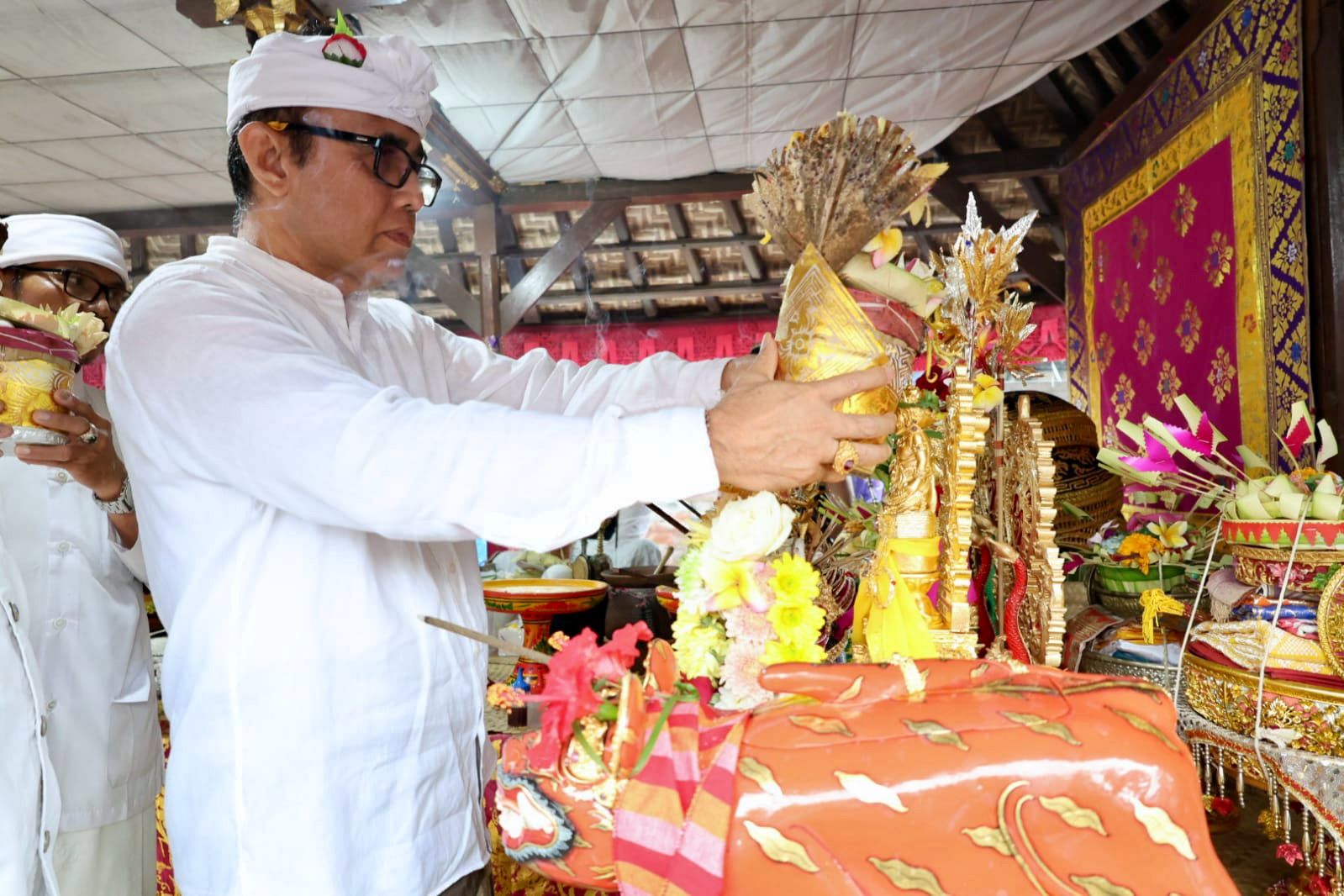 Walikota Jaya Negara Hadiri Ngeratep Lan Pasupati Sesuhunan Pura Ratu Made Agung