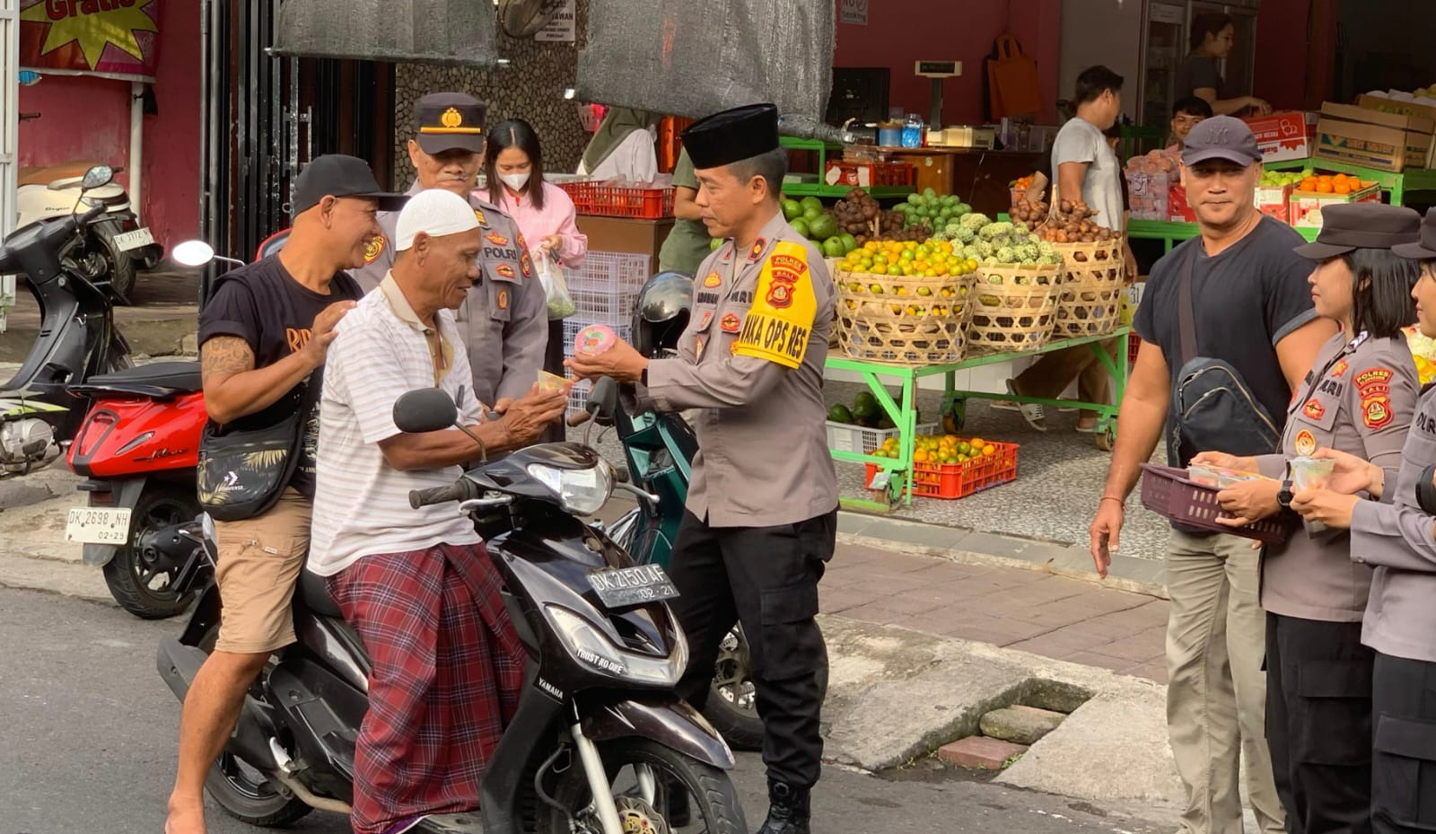 Polres Klungkung Gandeng GP Ansor Berbagi Takjil Gratis