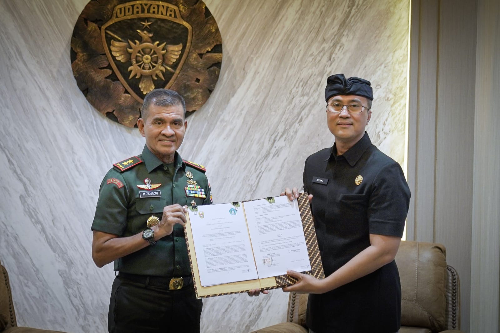 Tangani Sampah Laut di Pesisir Badung, Sekda Surya Suamba Tandatangani Kerja Sama Dengan TNI AD