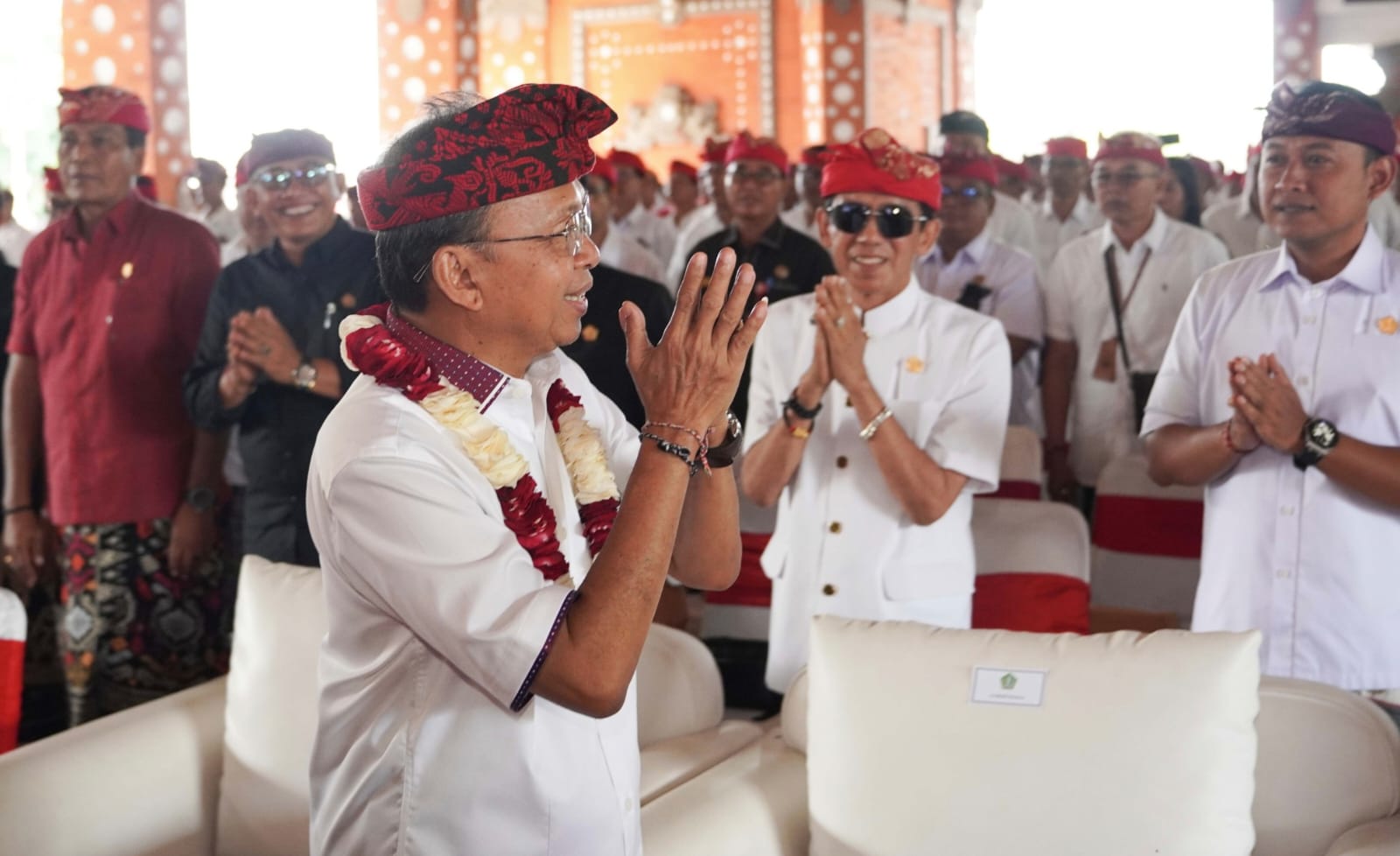 Dihadapan Ratusan Bendesa se-Tabanan, Gubernur Koster Komitmen akan Tata Kawasan Danau Beratan