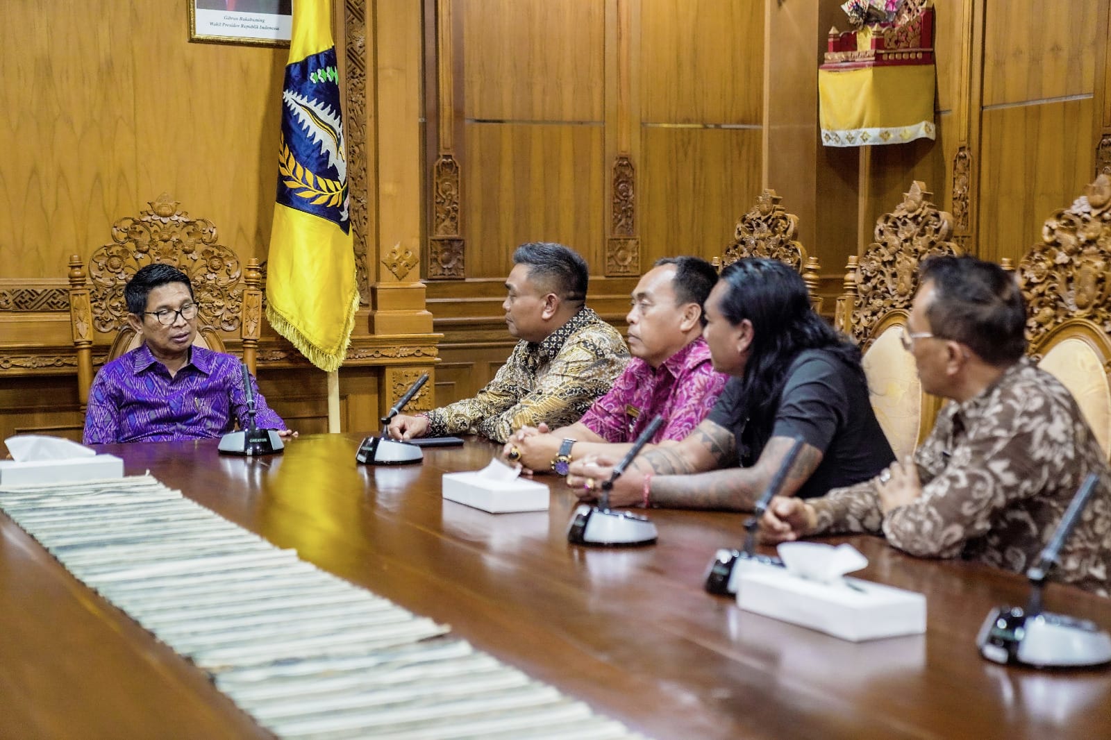 Bahas Strategi Pembangunan Desa dan Pengelolaan Sampah, Adi Arnawa Terima Audiensi Perbekel se-Kecamatan Petang
