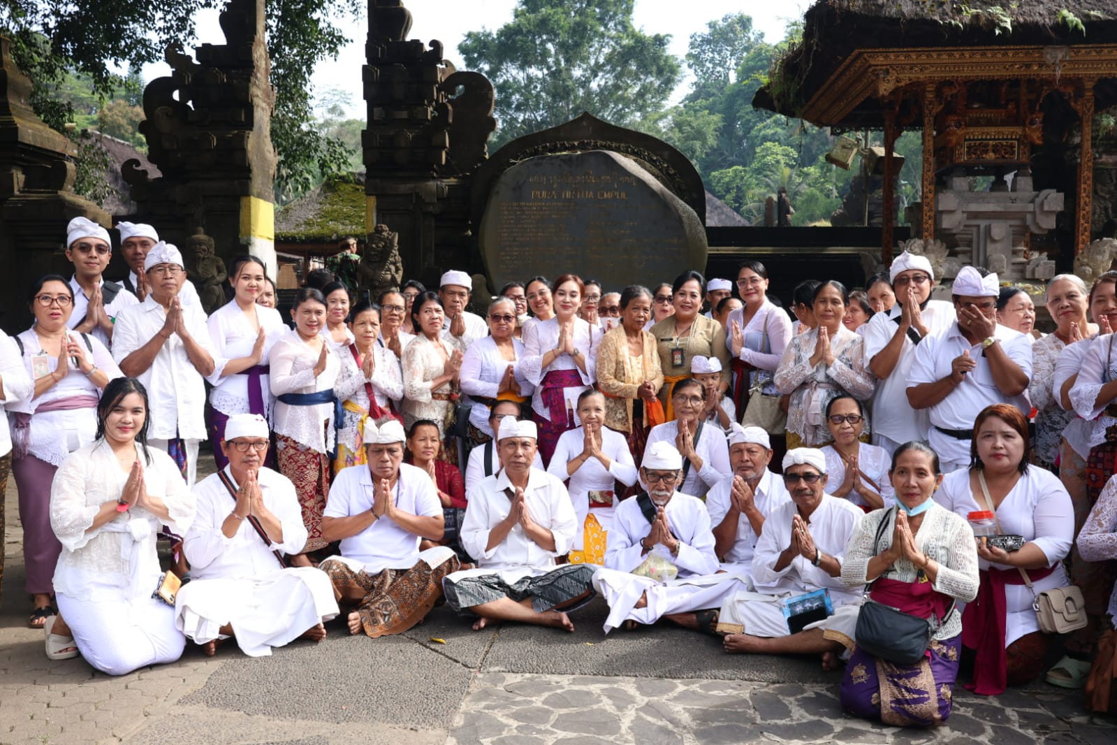 Pemkot Denpasar Ajak Lansia dan Posyandu Paripurna Tirtayatra ke Pura Tirta Empul