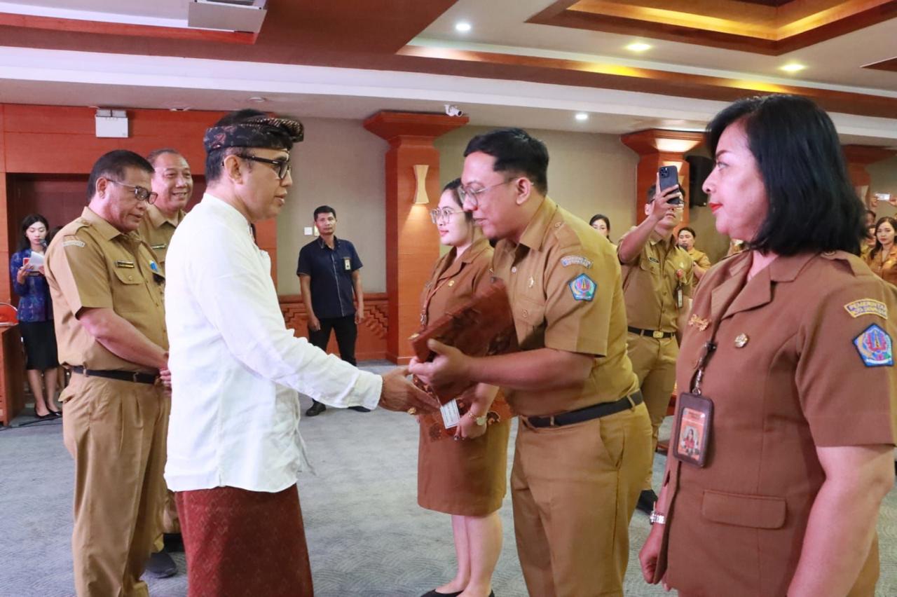 Dukung Pendidikan Optimal, Walikota Jaya Negara Serahkan 38 SK Kepala Sekolah