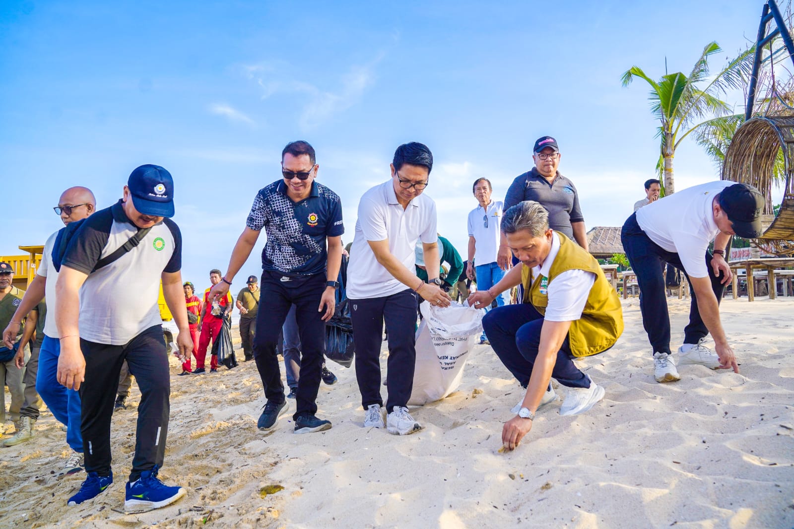 Peringatan HUT Satpol PP dan Satlinmas, Bupati Badung Ikuti Aksi Bersih-bersih di Pantai Kedonganan