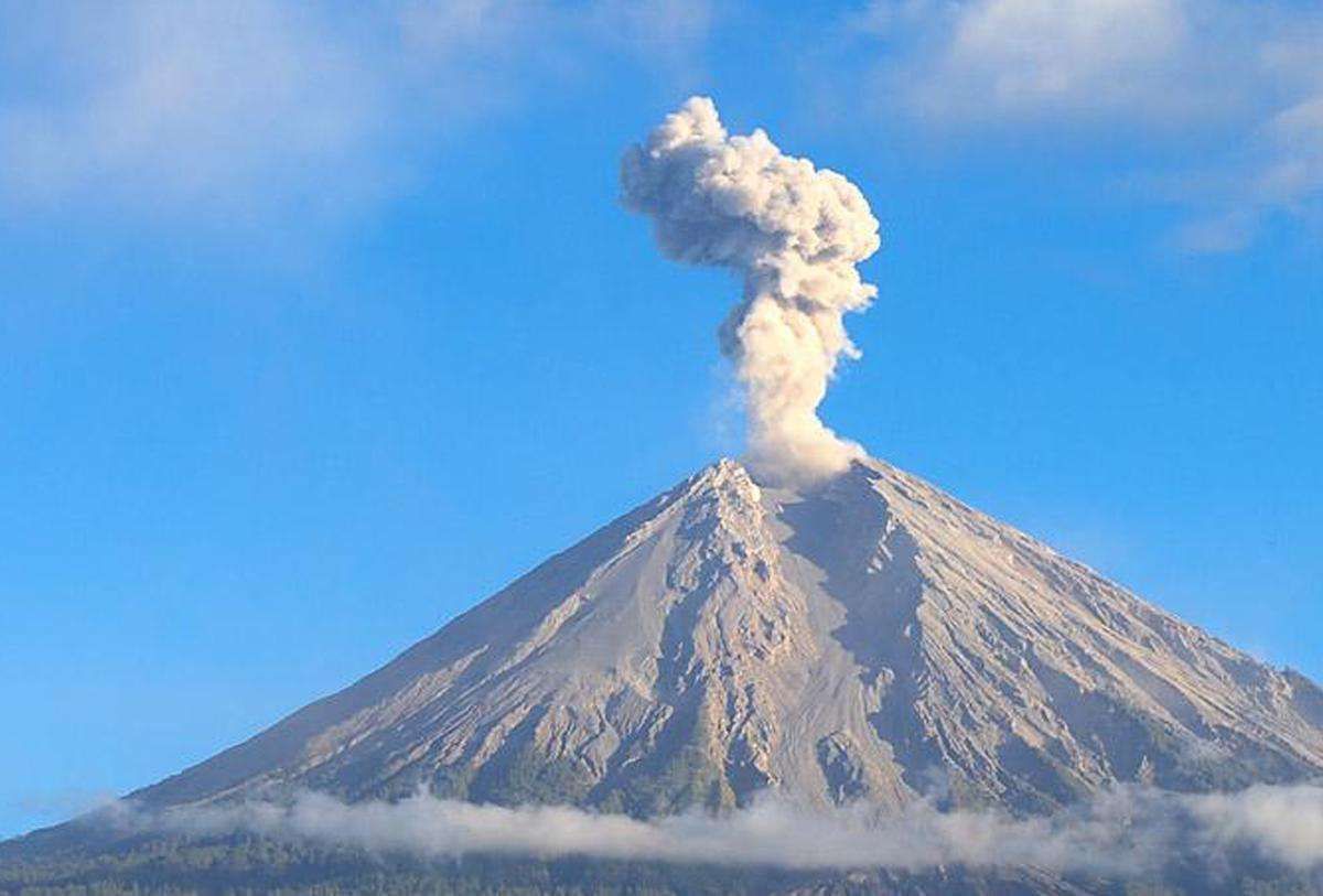  Gunung Semeru Erupsi Tinggi Kolom Letusan Capai 800 Meter, Masyarakat Diminta Waspada