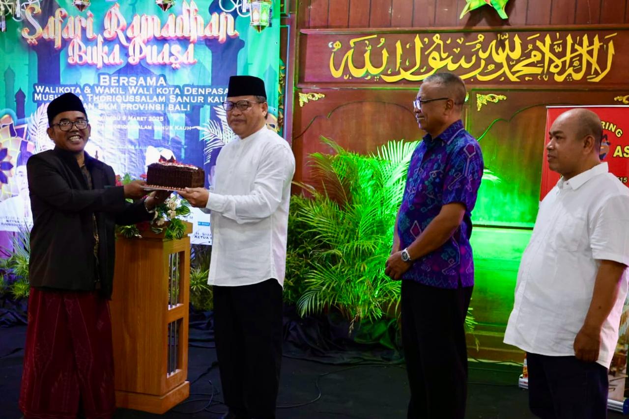 Sekda Alit Wiradana Hadiri Buka Puasa di Musholla Thoriqussalam Sanur
