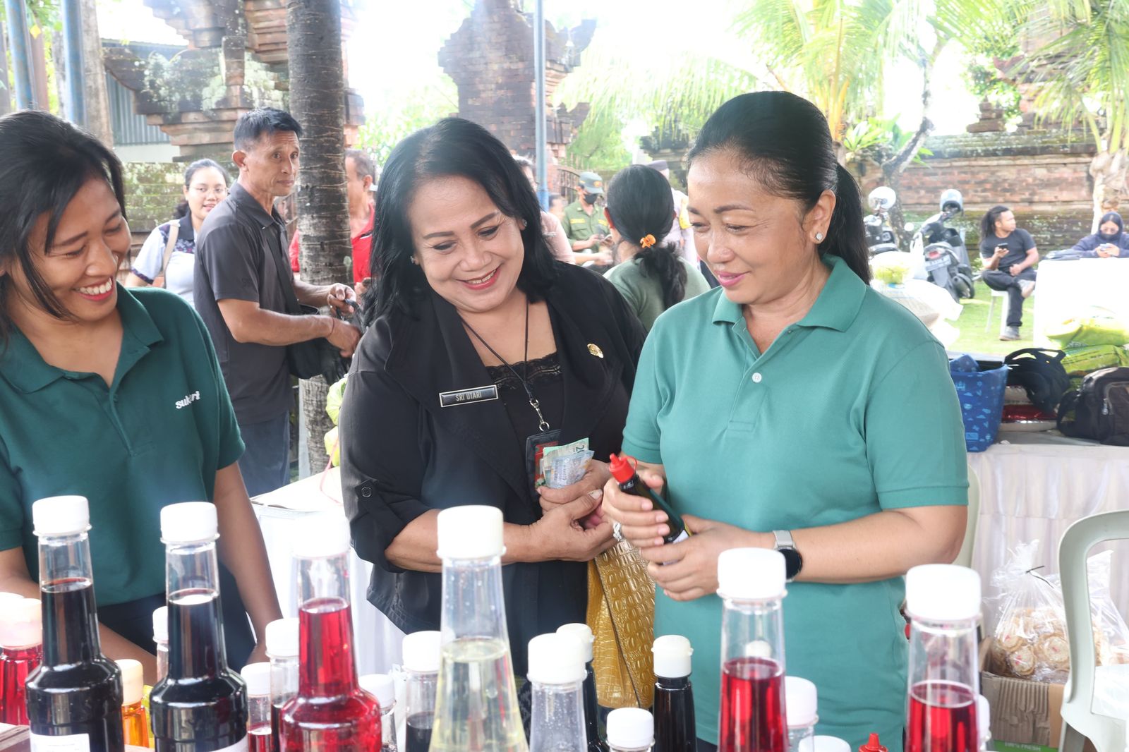Ny. Antari Jaya Negara Tinjau Pasar Murah di Banjar Pelagan, Penatih