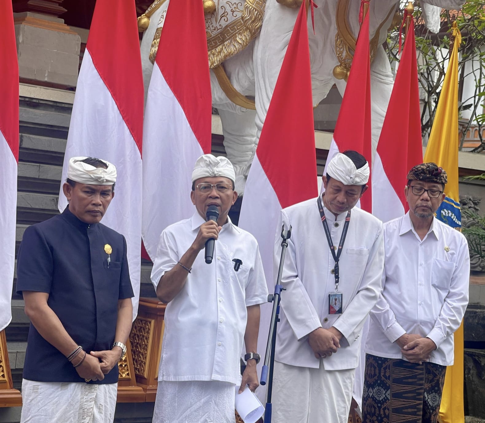 Gubernur Koster Prioritaskan UMKM Jualan Produk Lokal di Area Bencingah Pura Agung Besakih