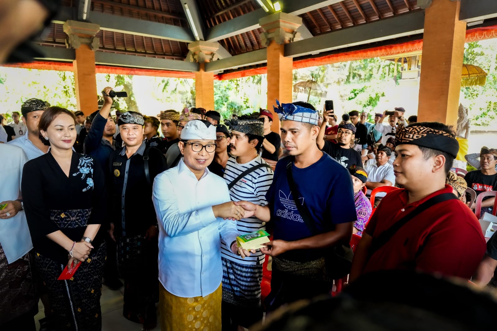 Bupati Badung Salurkan Bantuan Rp2 Juta Per KK Bagi Umat Hindu