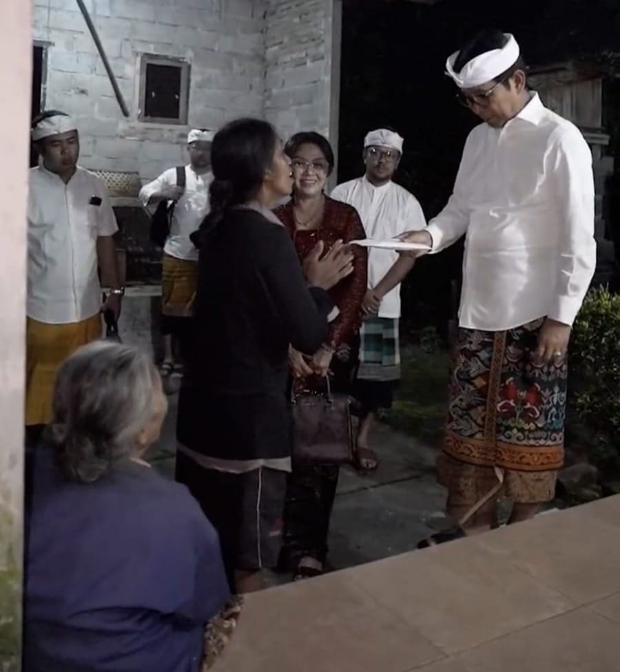 Bupati Adi Arnawa Tinjau Rumah Tak Layak Huni di Mengwitani