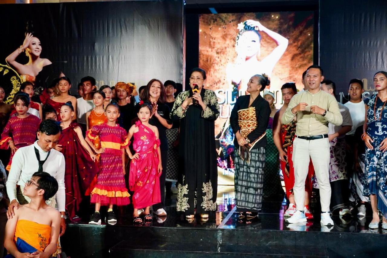 Ketua Dekranasda Bali Ny. Putri Koster Apresiasi Fashion Show Swarna Nusantara