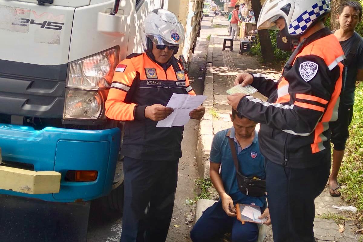Dishub Denpasar Tertibkan Truk Parkir Sembarangan di Jl. Jalan Cargo