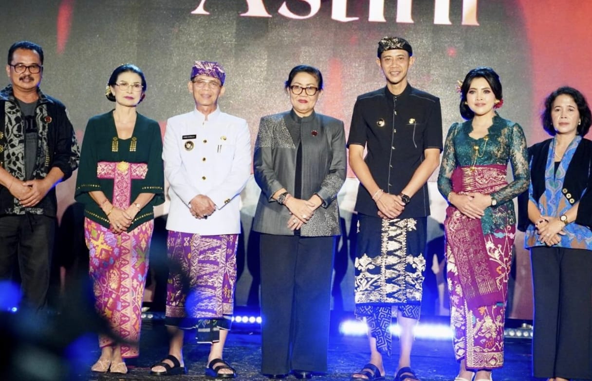 Hadiri Fashion Show Semarapura Festival ke-7, Ny. Putri Koster Dorong Masyarakat Cintai Kain Tenun Tradisional