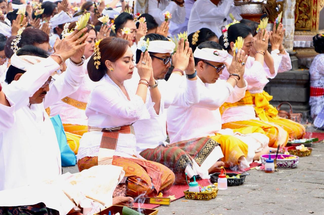 Pemkot Denpasar Ngaturang Bhakti Penganyar Ida Bhatara Turun Kabeh di Pura Agung Besakih