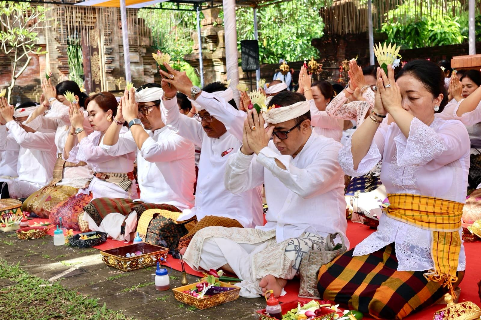 Walikota Jaya Negara dan Wawali Arya Wibawa Sembahyang Bersama di Pura Agung Lokanatha Denpasar