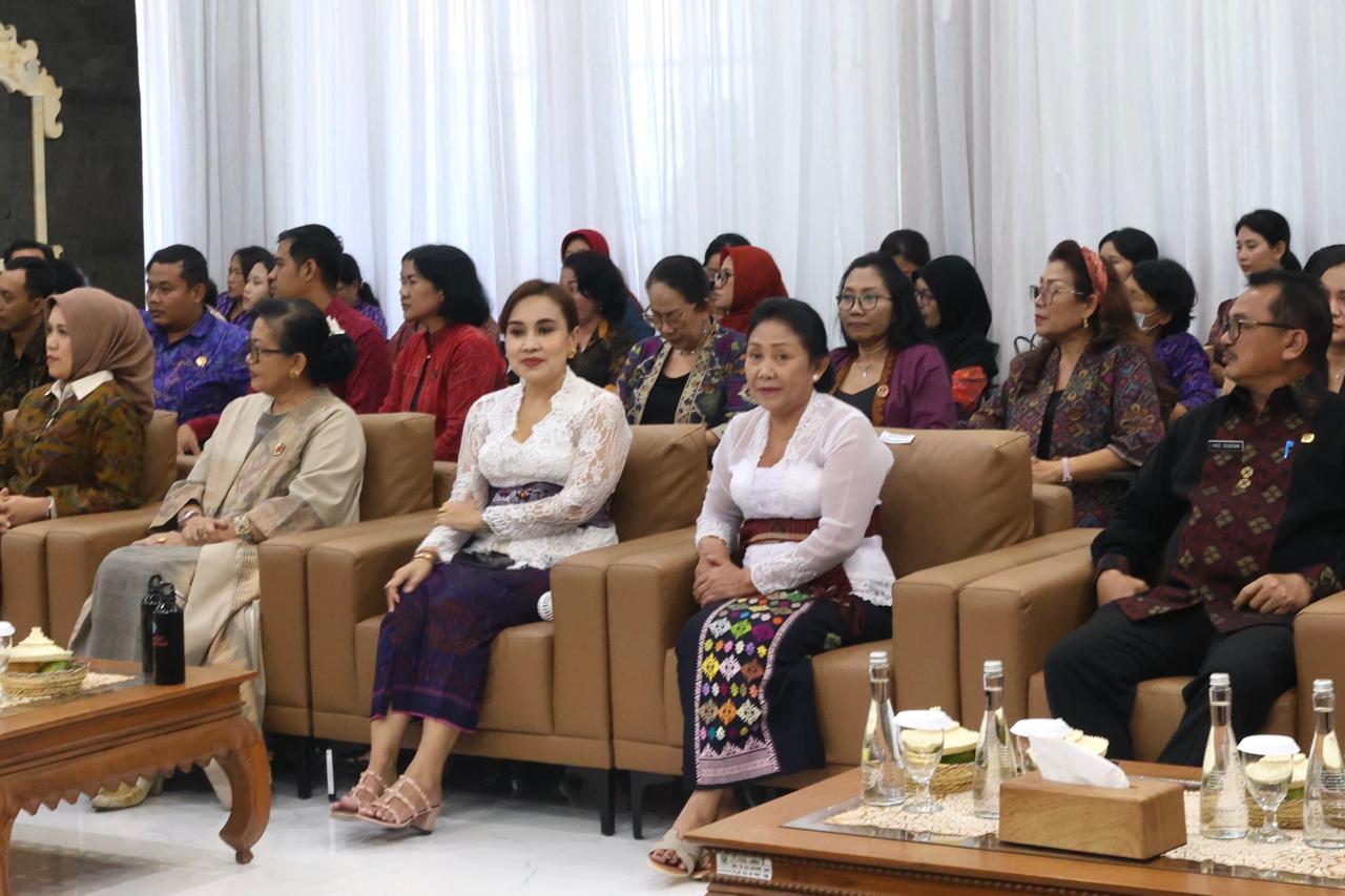 Peringati Hari Kartini, Ny. Ayu Kristi Arya Wibawa Apresiasi Peragaan Busana