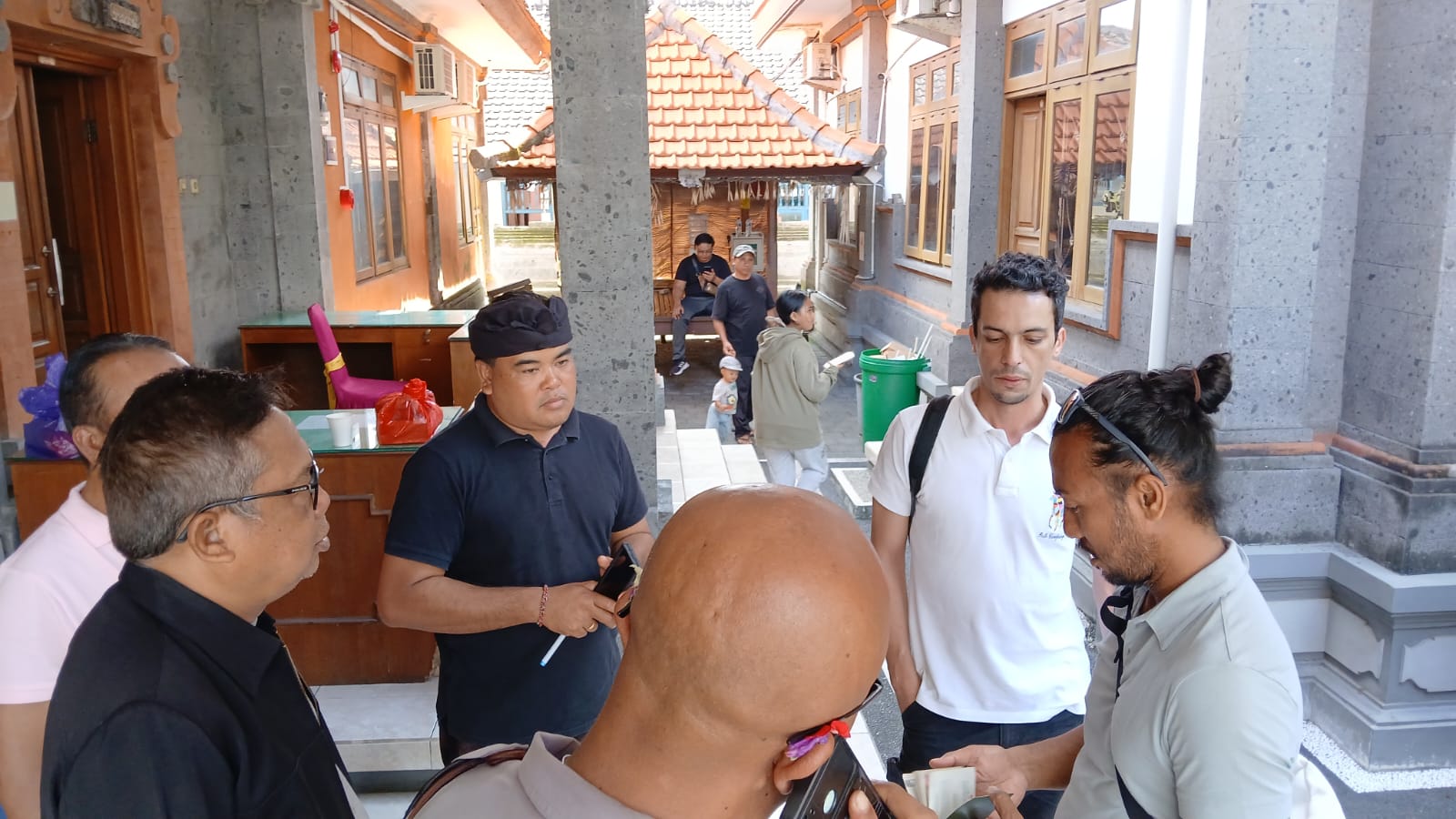 Imigrasi Bersama Bhabinkamtibmas Desa Padangsambian Klod Amankan WNA Overstay