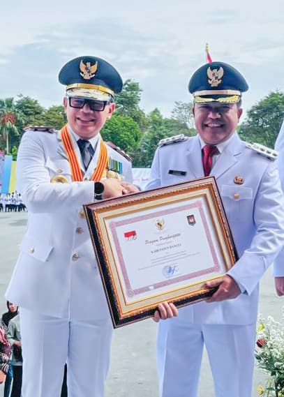 Bupati Sedana Arta Terima Penghargaan Penyelenggaraan Pemerintah Daerah dan Status Kinerja Tinggi