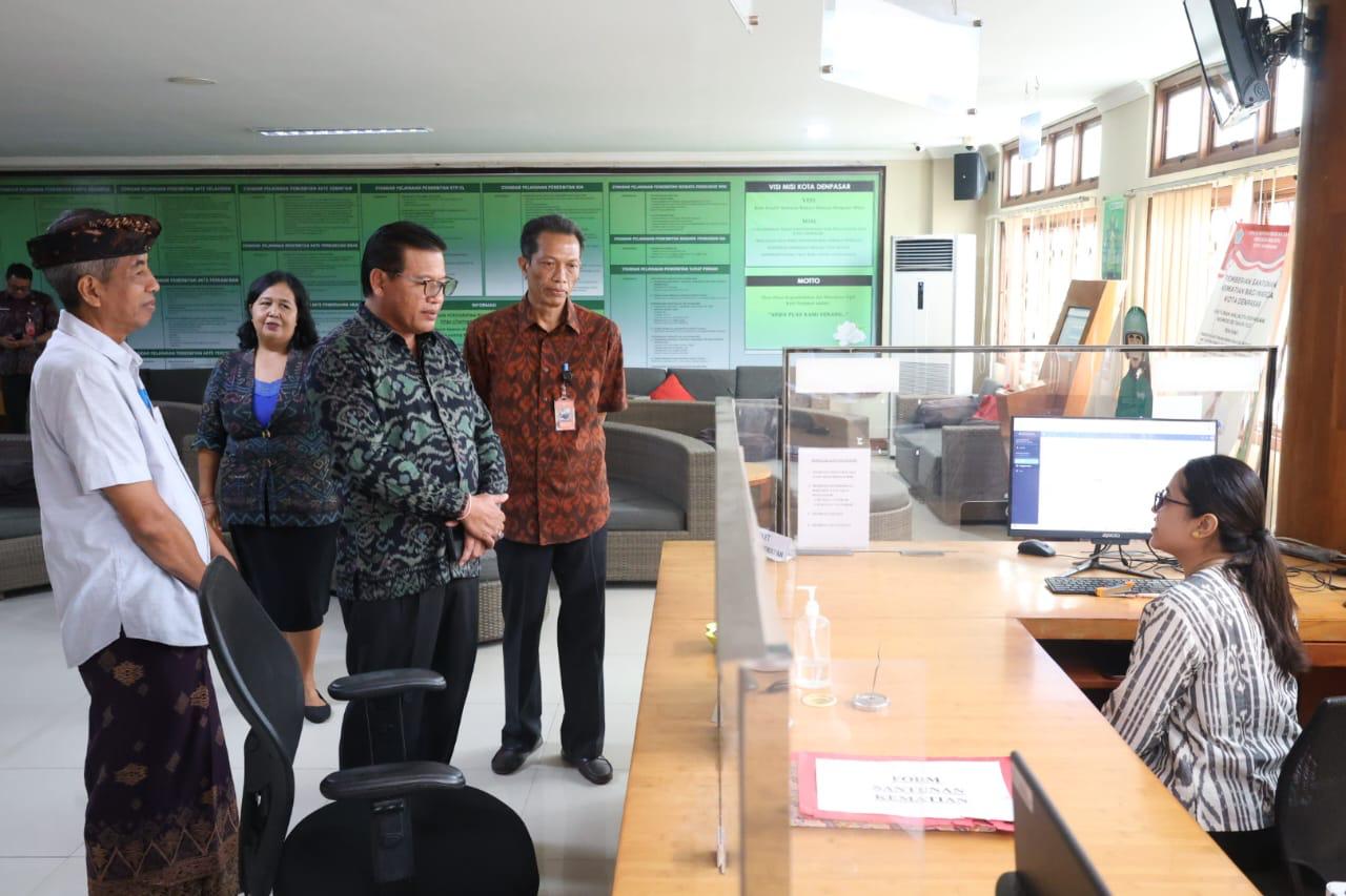 Cuti Bersama Tetap Beroperasi, Sekda Alit Wiradana Tinjau Layanan di MPP Sewakadarma
