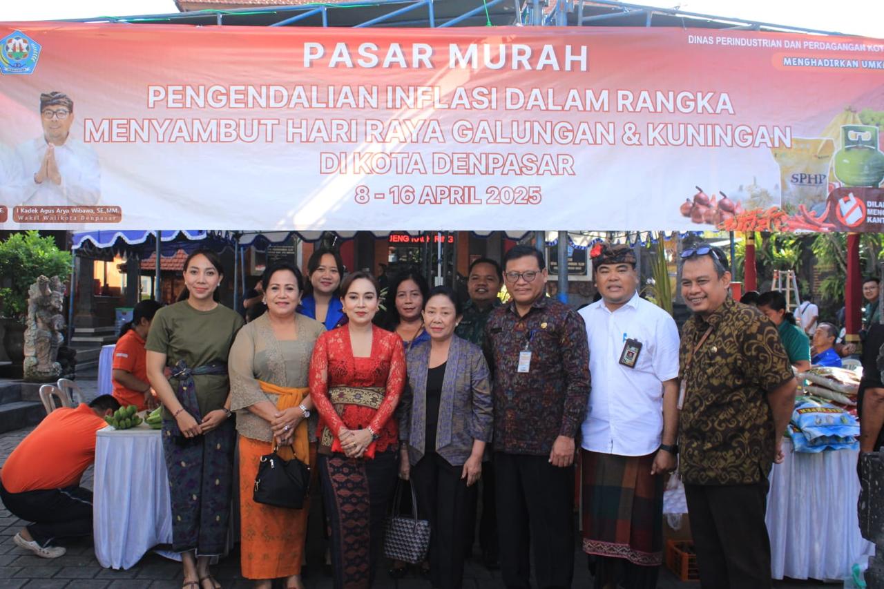 Sekda Alit Wiradana Tinjau Pasar Murah di Kantor Desa Padangsambian Kelod