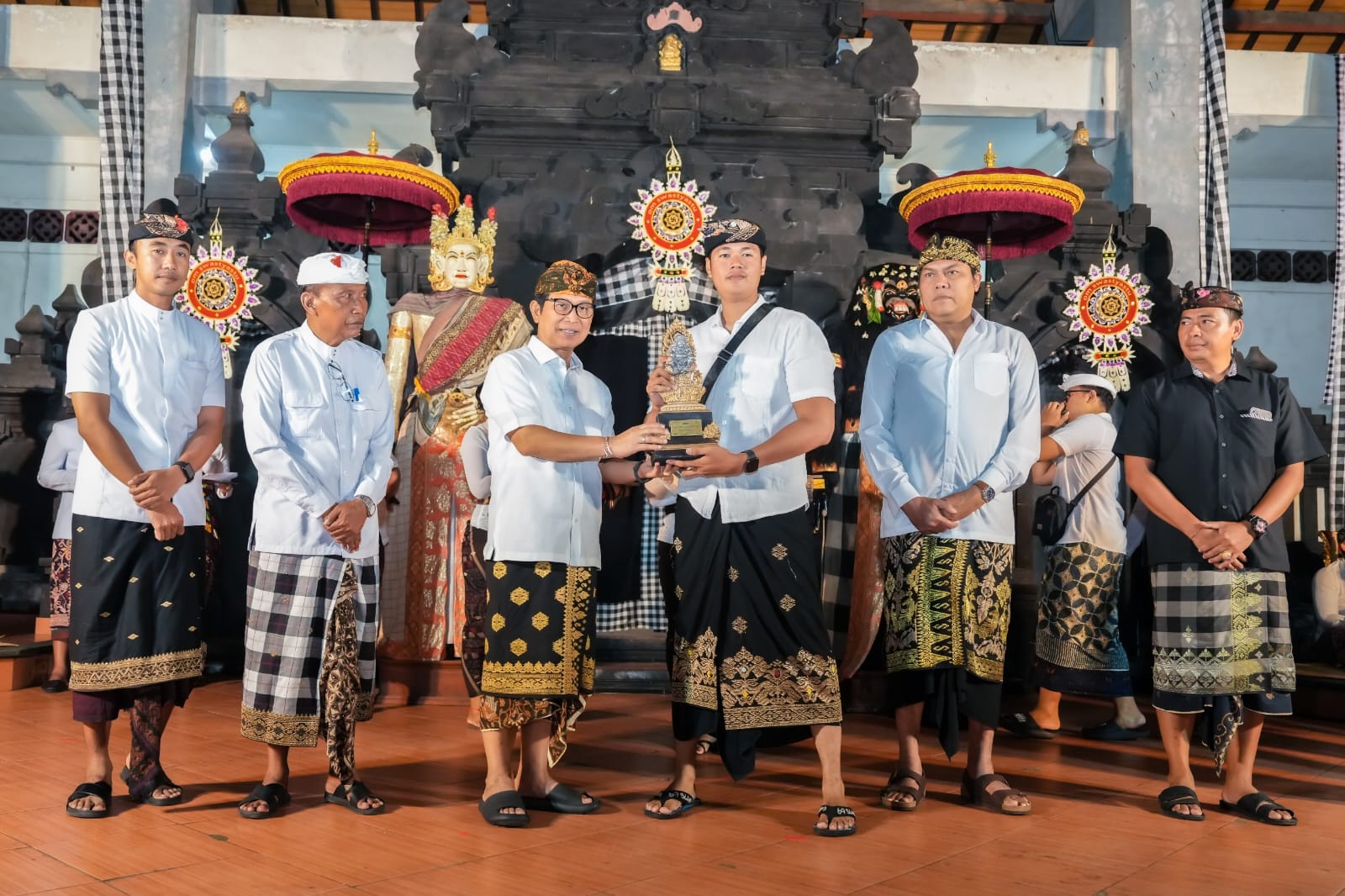 Apresiasi Pelestarian Budaya, Bupati Adi Arnawa Serahkan Hadiah Lomba Ogoh-Ogoh di Desa Adat Kapal