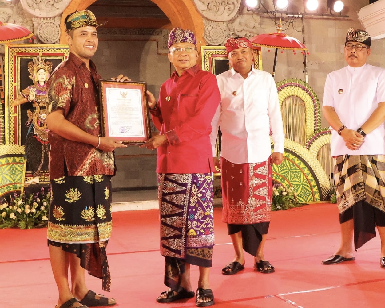 Pimpin Upacara HUT Kota Gianyar, Gubernur Koster Ajak Masyarakat Sukseskan Pembangunan Bali