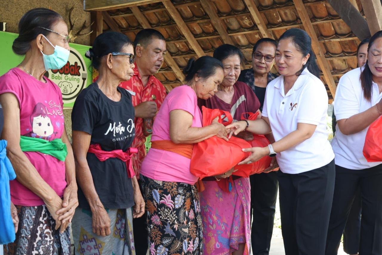 Ny. Sagung Antari Jaya Negara Serahkan Bantuan Sembako Kepada Wanita Gerabah Binoh Kaja