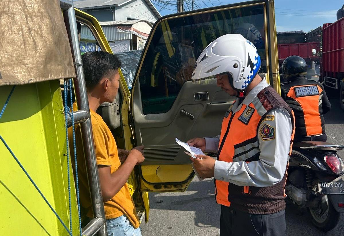 Dishub Denpasar Tertibkan Truk Parkir Sembarangan di Jalan Cargo