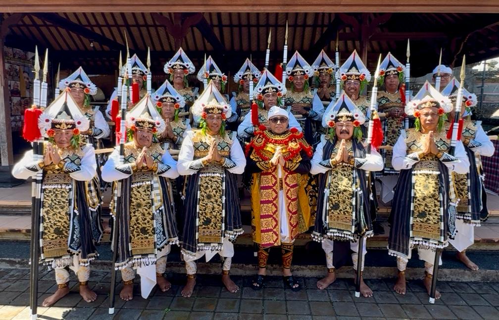 Bendesa Adat se-Kota Denpasar ”Ngayah” Baris Gede di Pura Agung Besakih