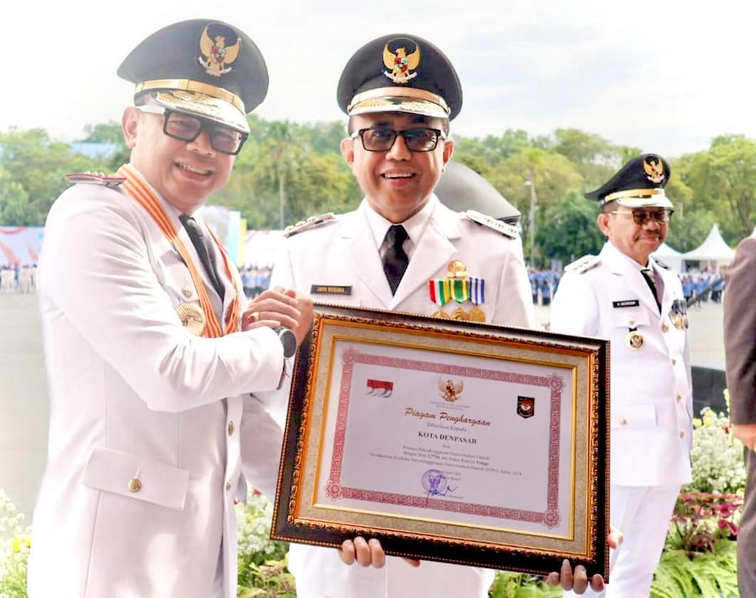 Walikota Jaya Negara Terima Penghargaan Prestasi Tingkat Nasional Penyelenggaraan Pemerintahan Daerah dengan Kinerja Tinggi