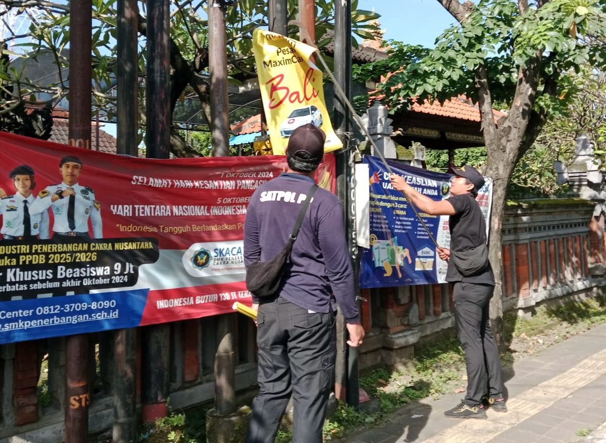 Jaga Estetika, Satpol PP Denpasar Tertibkan Baliho Kedaluwarsa