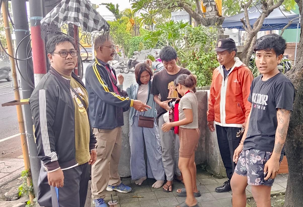 Satpol PP Denpasar Amankan Empat Gepeng di Traffic Light Simpang Tohpati