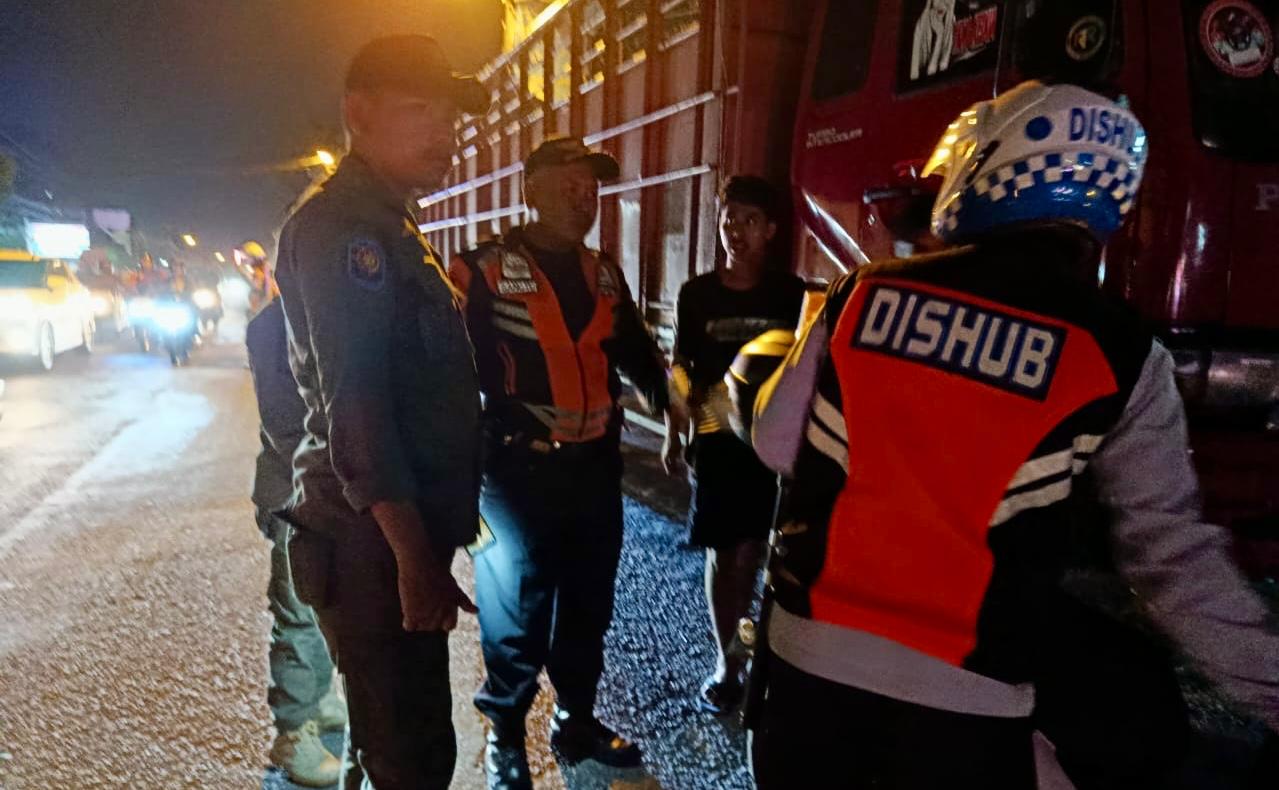 Tim Gabungan Pemkot Denpasar Tertibkan Truk Parkir Sembarangan di Jalan Mahendradata