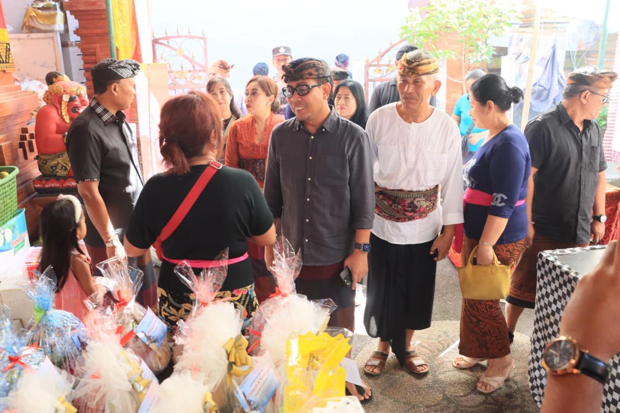 Jelang Galungan dan Kuningan, Wawali Arya Wibawa Apresiasi Pasar Murah Bersubsidi Banjar Kertasari