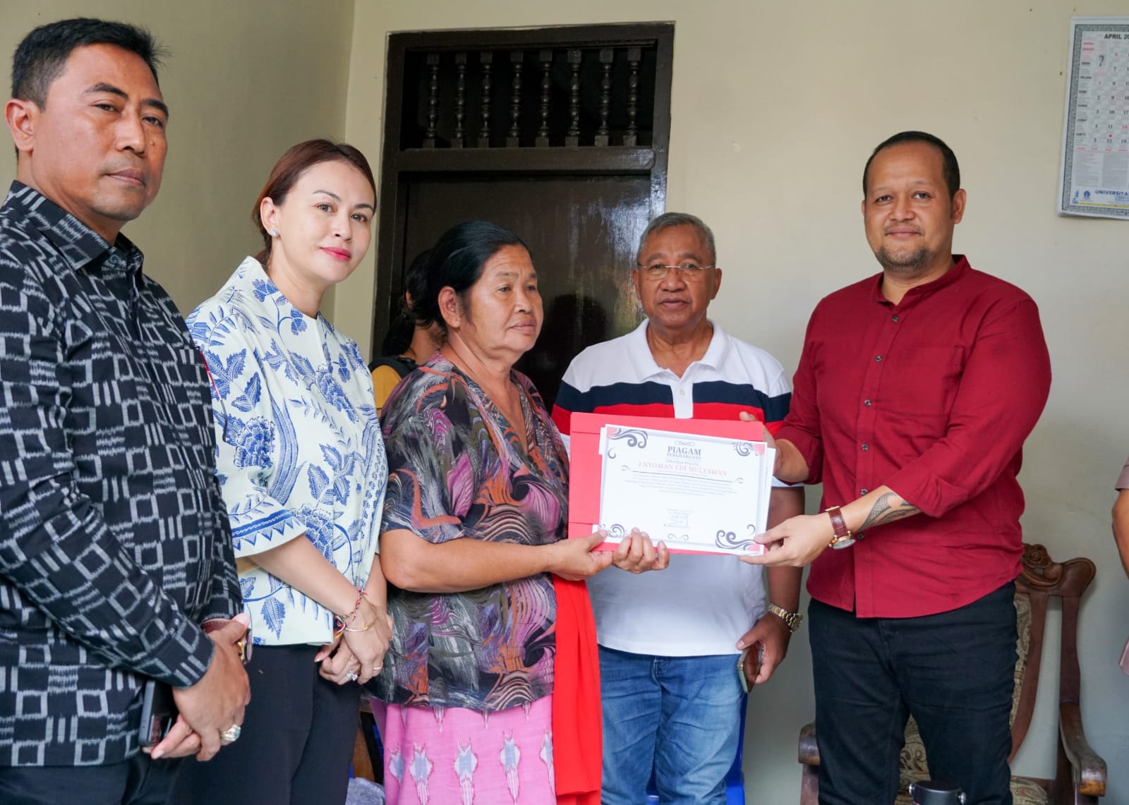 Wabup Bagus Alit Sucipta Serahkan Penghargaan Tertib Administrasi di Dalung dan Sading