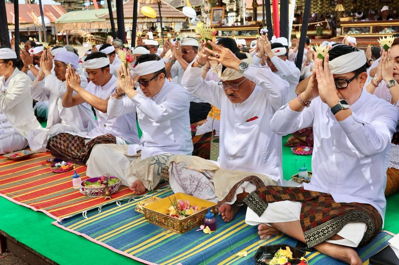 Pemkot Denpasar Ngaturang Bhakti Penganyar Pujawali Ngusaba Kedasa di Pura Ulun Danu Batur