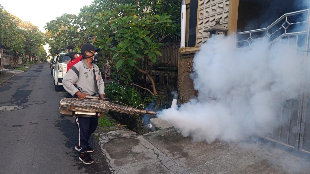 Antisipasi DBD, Desa Dangin Puri Kelod Laksanakan Fogging Focus di Jalan Jayagiri
