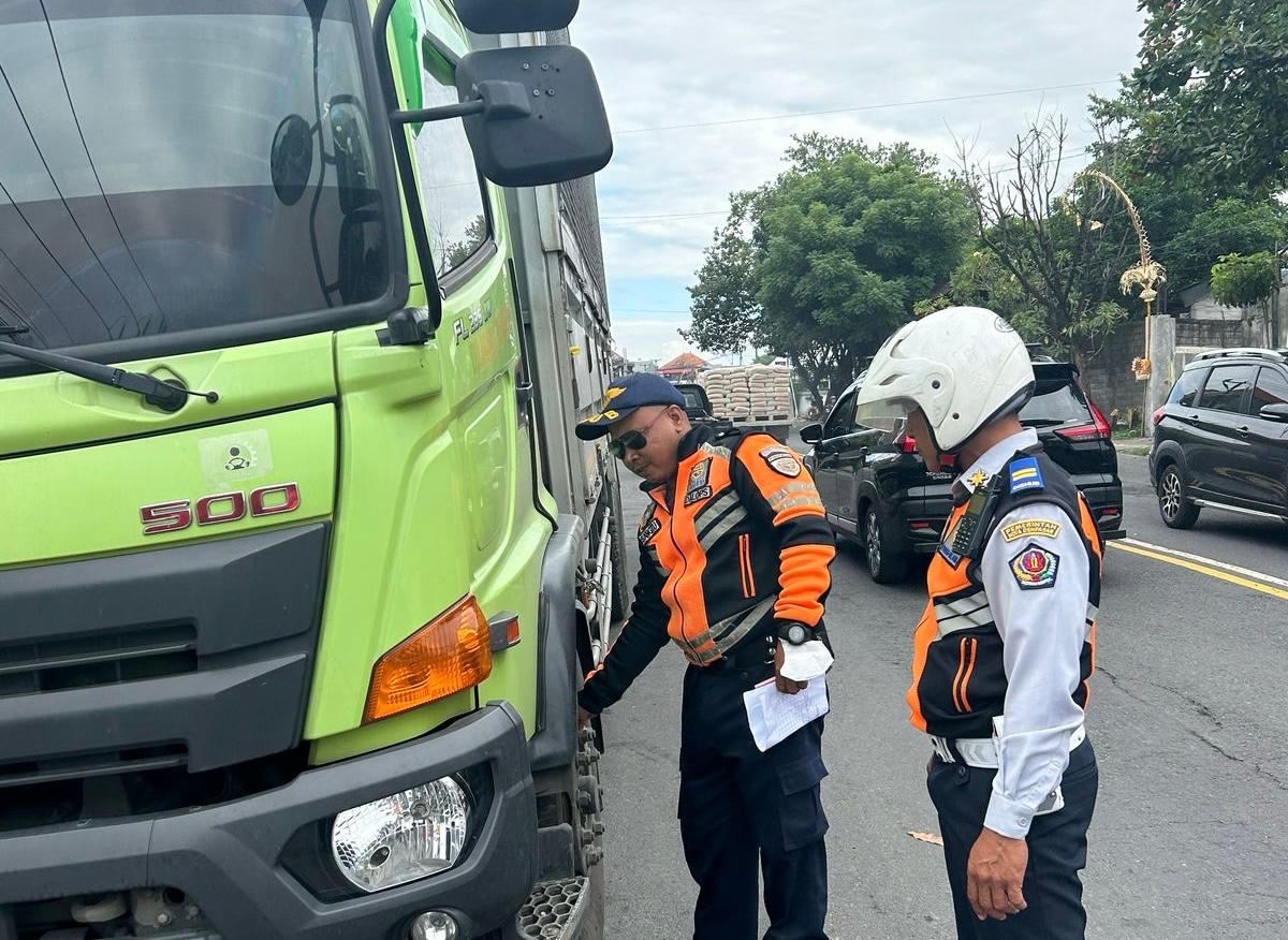 Dishub Denpasar Tertibkan 13 Truk Parkir Sembarangan di Jalan Cargo
