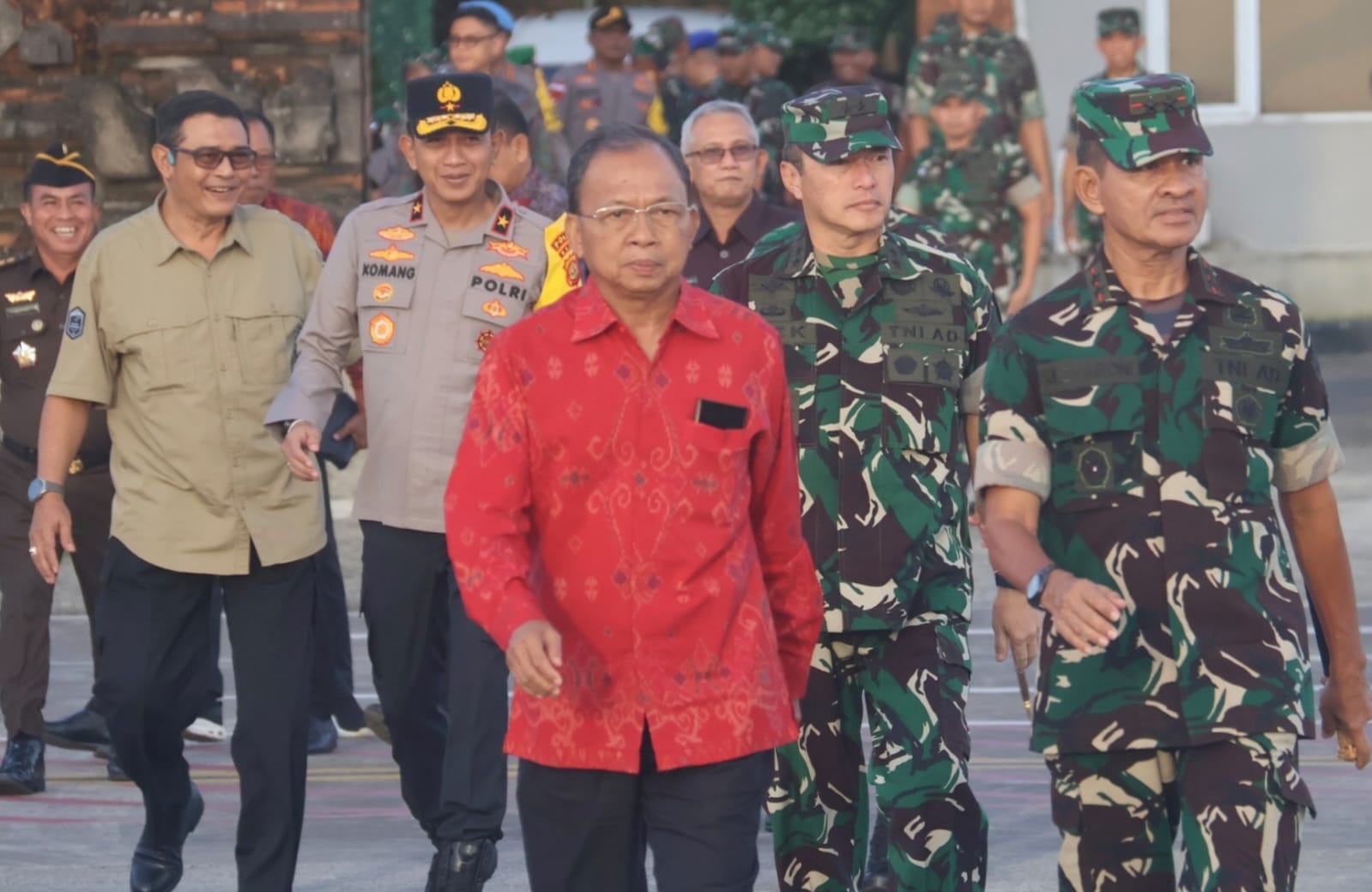 Kenakan Tenun Endek Warna Merah, Gubernur Koster Sambut Menhan RI Sjafrie Sjamsoeddin