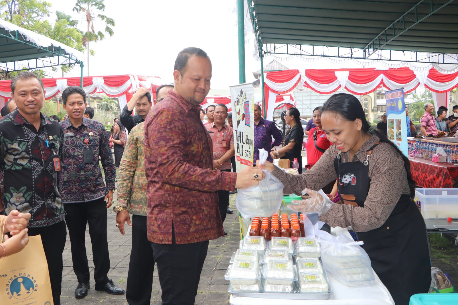 Sambut Hari Raya Kuningan, Wabup Alit Sucipta Buka Pasar Murah di Lapangan Puspem Badung