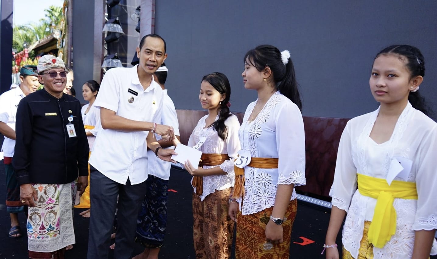 Parade Nyurat Aksara Bali Meriahkan Hari Ketiga Festival Semarapura