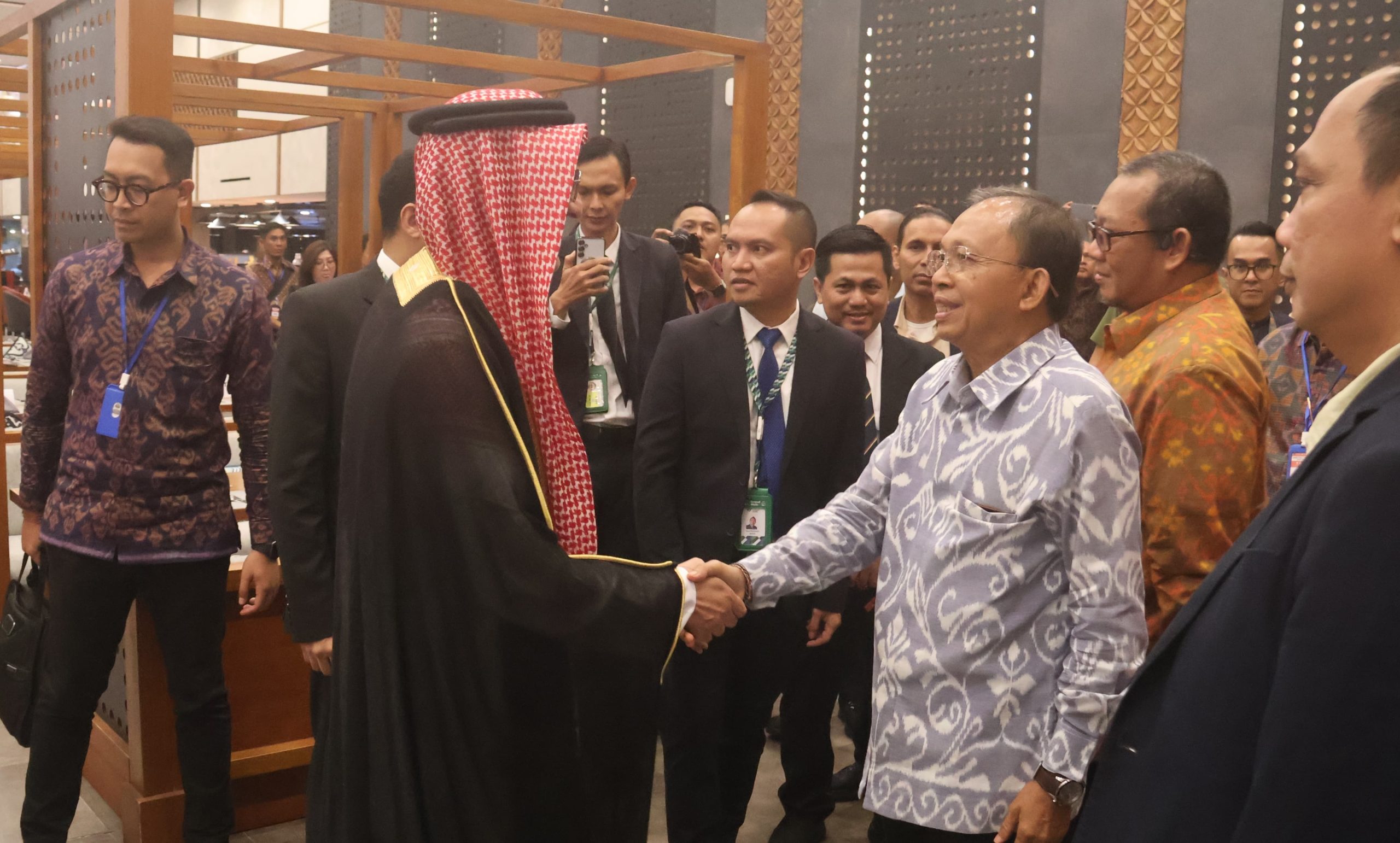 Saudi Airlines Tiga Kali Seminggu Mendarat di Bandara Ngurah Rai, Gubernur Koster Ingatkan Kebijakan PWA