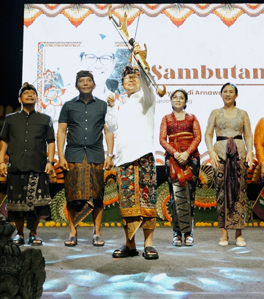 Bupati Adi Arnawa Tutup Festival Seni Budaya Ke-13 Desa Adat Kuta