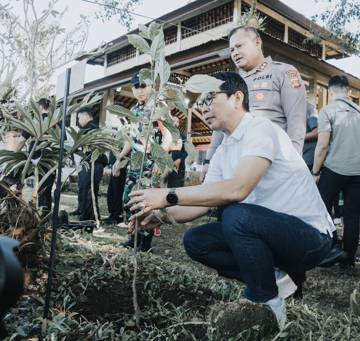 Bupati Wayan Adi Arnawa Tanam Pohon di Penataran Agung Pura Puncak Mangu