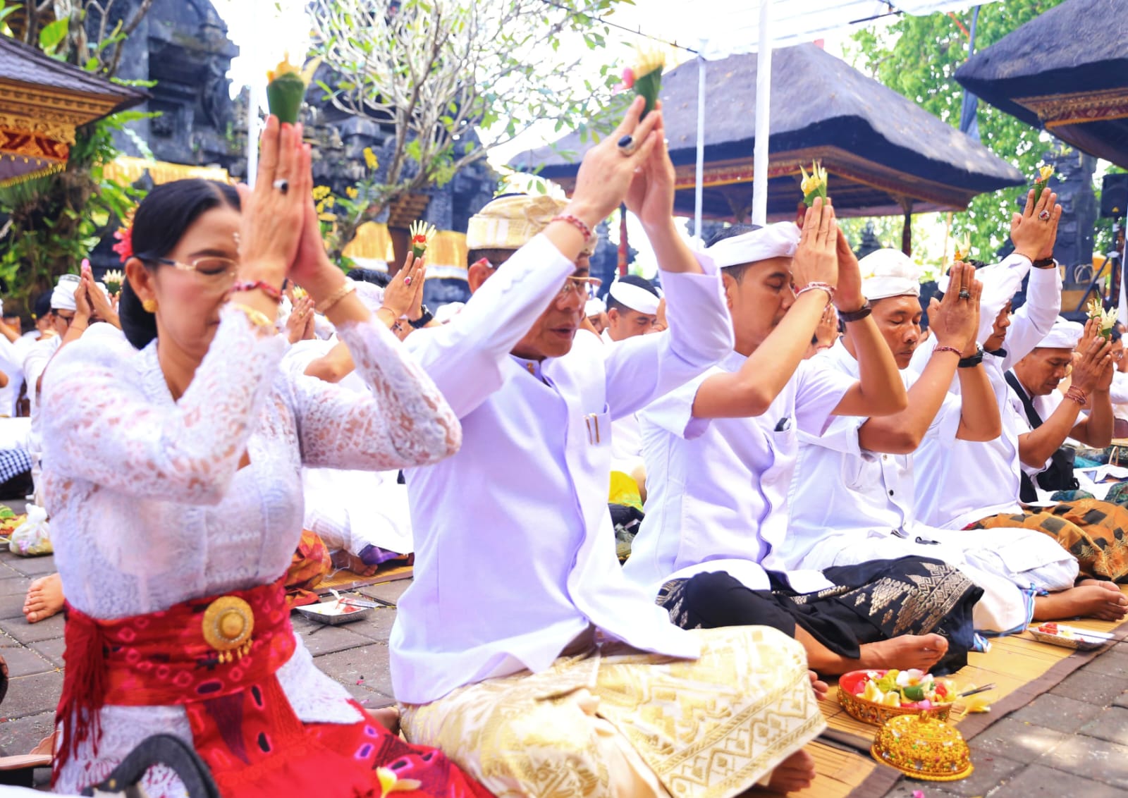 Bupati Satria Bersama Wabup Tjok Surya Hadiri Upacara Padudusan Alit di Pura Goa Lawah