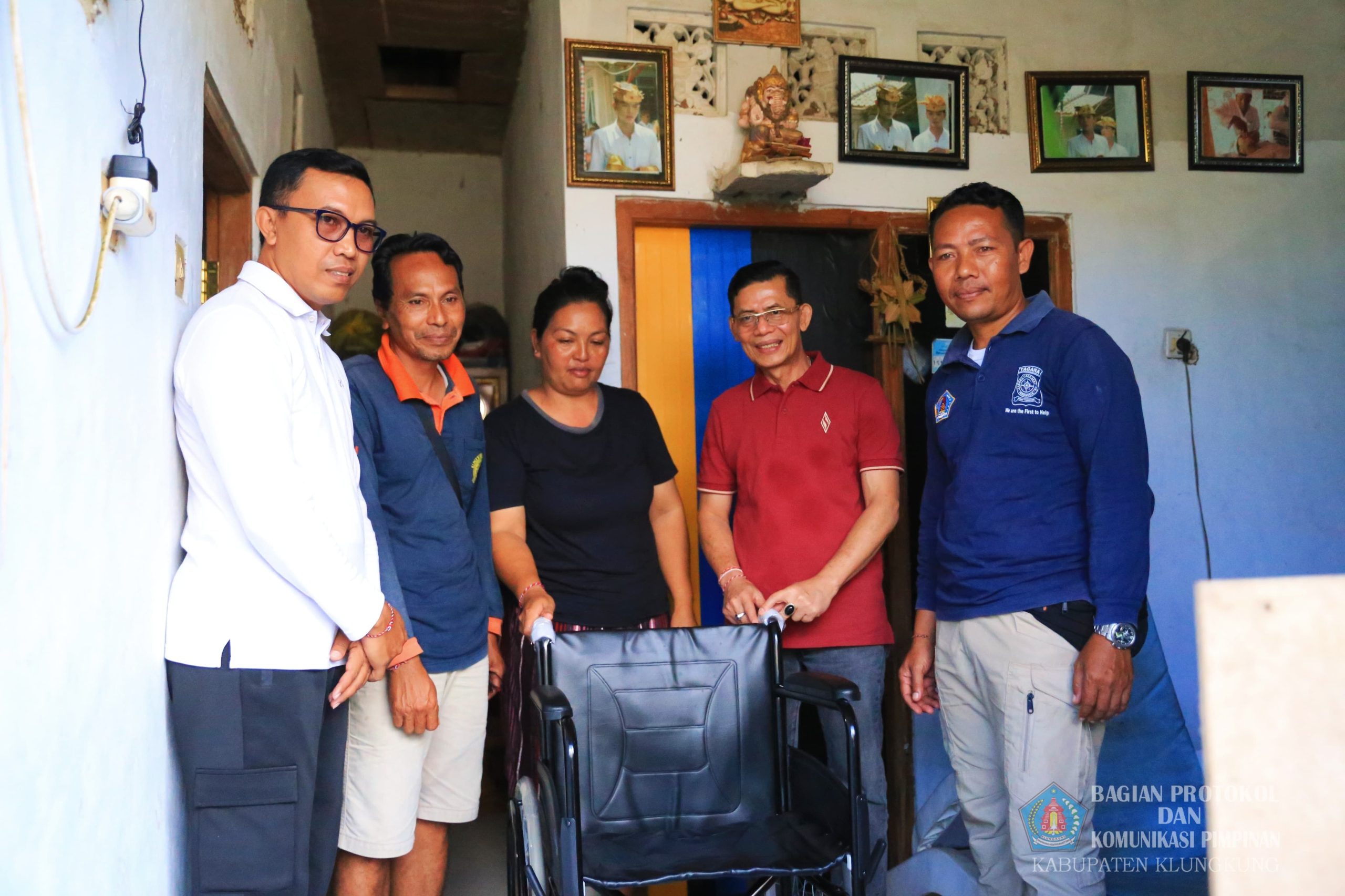 Bupati Satria Serahkan Bantuan Kursi Roda Untuk Kadek Mahendra Putra
