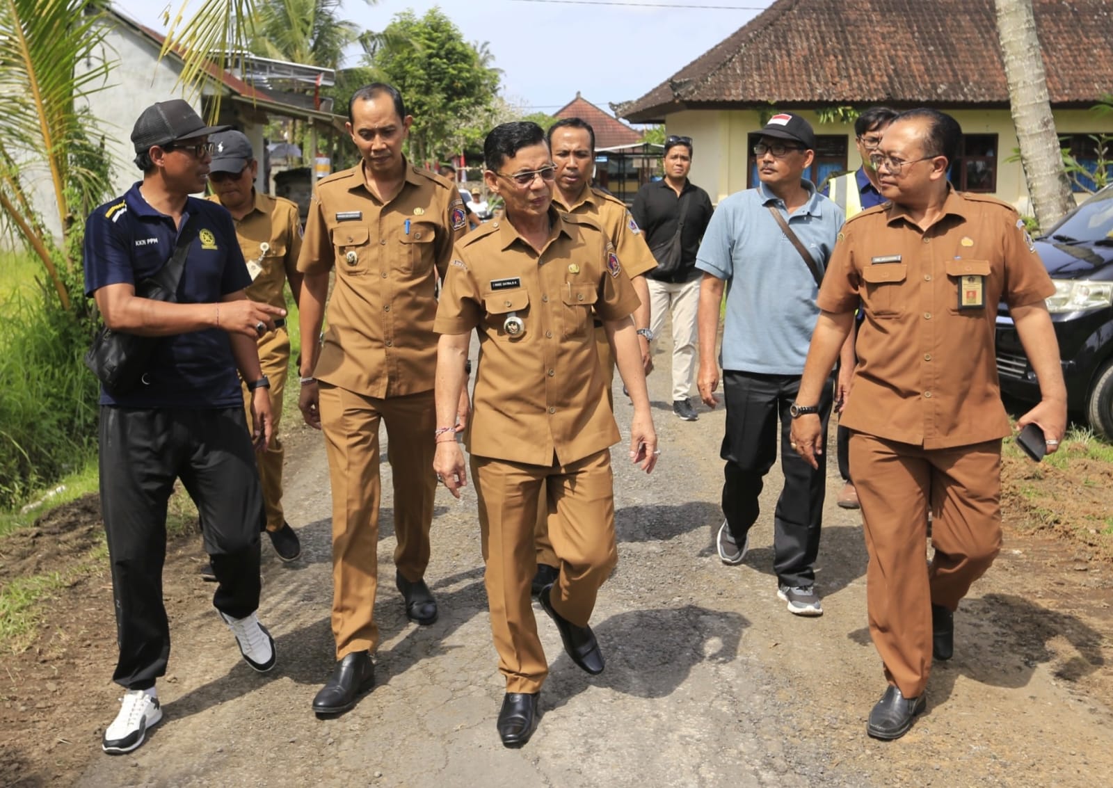 Bupati Satria Pantau Perbaikan Jalan di Dusun Pemenang, Desa Nyalian