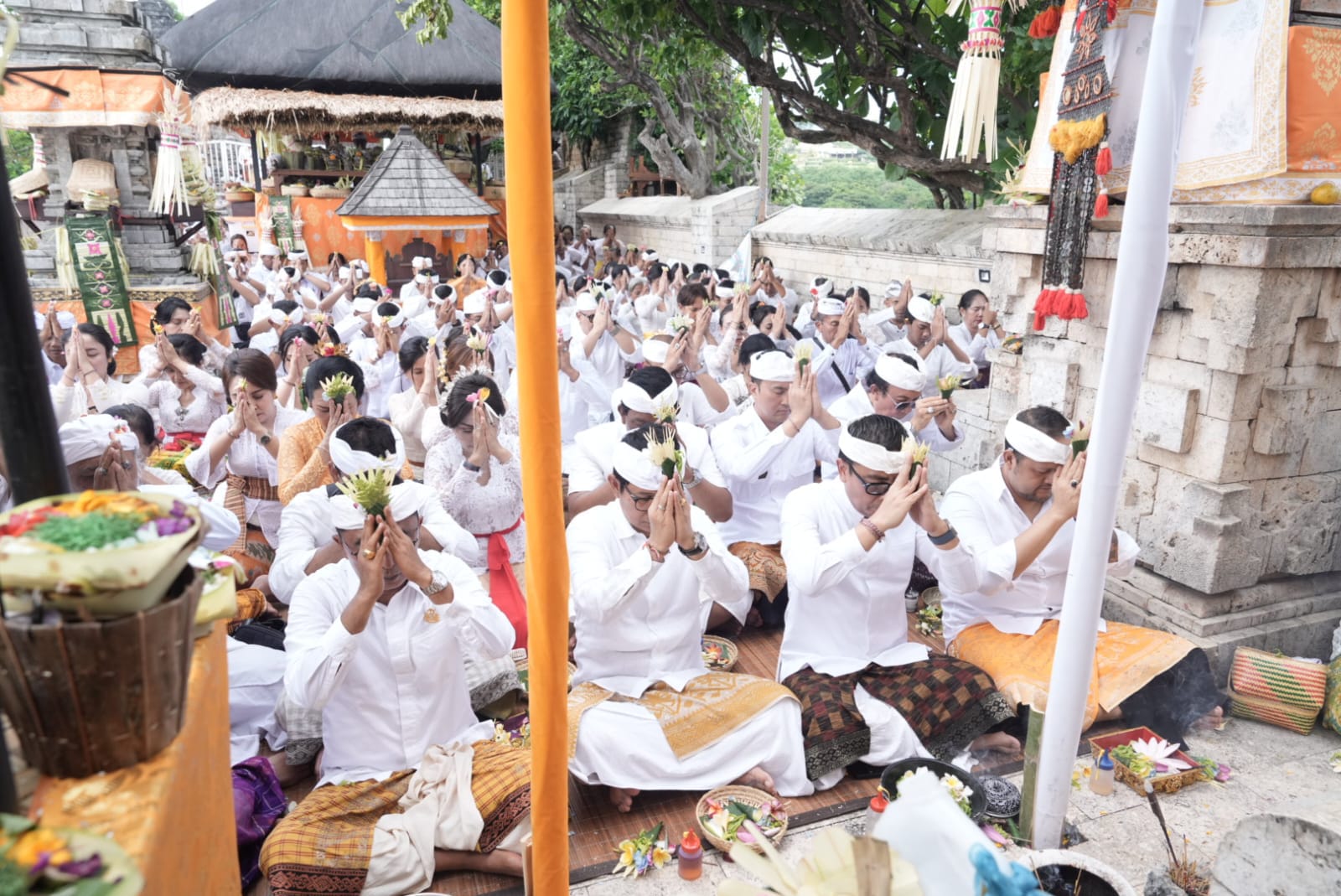Bupati dan Wakil Bupati Badung Sembahyang Bersama Serangkaian Pujawali di Pura Uluwatu