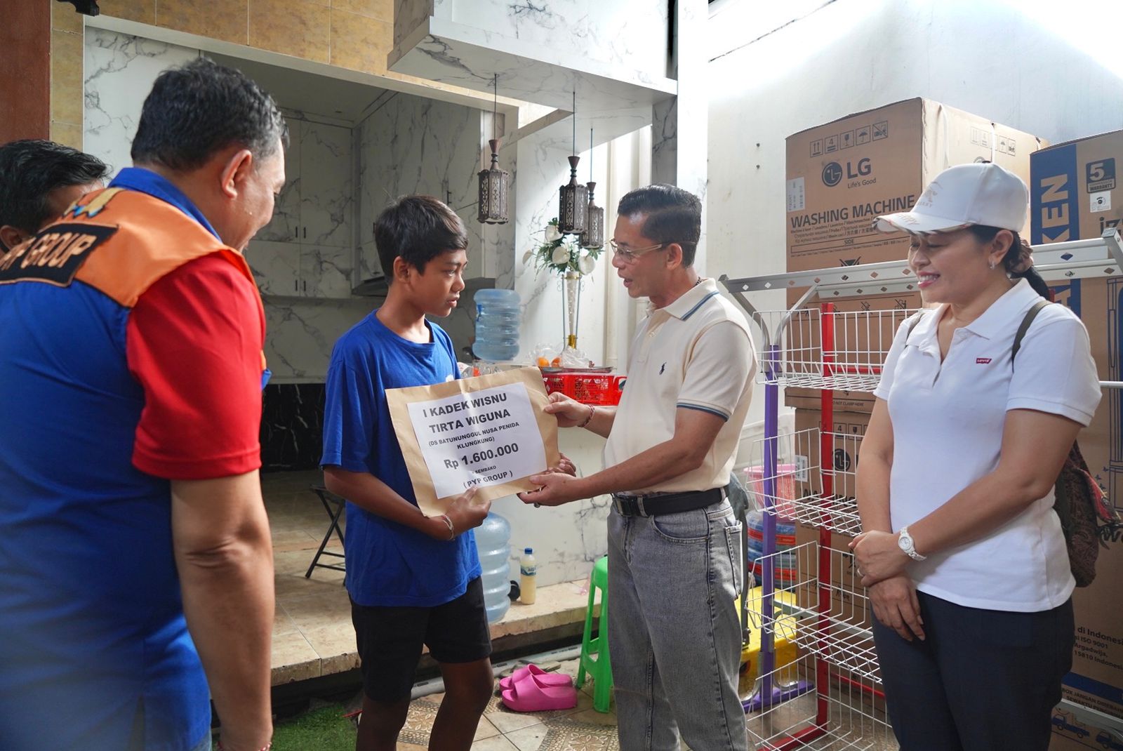 Ringankan Beban, Bupati Satria Bersama PYP Grup Serahkan Bantuan Kepada Anak Yatim Piatu