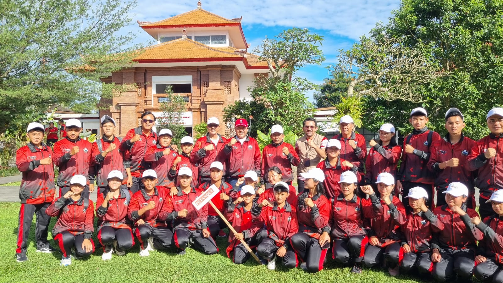 Ikuti 20 Cabor, Bupati Sedana Arta Lepas Kontingen Porjar Bangli